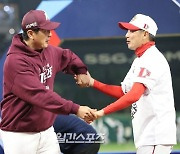 [포토]김원형-홍원기 감독,아름다운 우승 축하