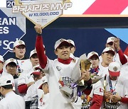 [포토]김강민,한국시리즈 MVP