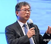 [포토]특별대담 하는 김영태 OECD국제교통포럼 사무총장