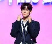 [포토] 나인아이 서원, '귀엽게 볼을 콕~'