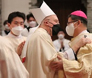 Archbishop Peter Chung Soon-taick recieves archiepiscopal pallium