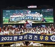 SSG 2022 시즌 '와이어 투 와이어' 우승…챔피언 만든 호수비