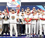 김성현 ‘한국시리즈 6차전 MVP’ [MK포토]