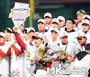 김강민 ‘한국시리즈 MVP 수상’ [MK포토]