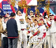 [MD포토] 한국시리즈 MVP 김강민 '최고의 주인공'