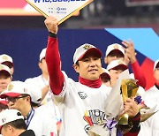 [MD포토] 한국시리즈 MVP 김강민 '위풍당당'