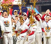 [MD포토] 한국시리즈 MVP 김강민 '행복한 세리머니'