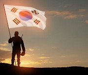 “간첩 발견하고도 공격 피해” 42년 누명 쓴 노병에게 온 ‘기회’