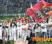 ‘통합우승’ SSG, 펄럭이는 우승깃발 [포토엔HD]