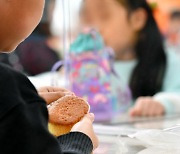 새로 뽑기도 붙잡기도 어렵다… 학교급식 조리실무사 ‘별따기’