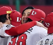 '최고령 KS MVP' 김강민, 뜨거운 눈물의 이유 "마지막 우승일 수도…"