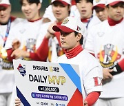 김성현 'KS 6차전 데일리 MVP'[포토]