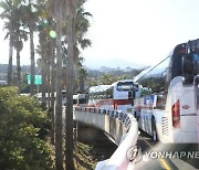 제주공항 에워싼 전세버스들