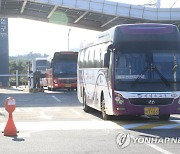 제주공항 주차장 진입하는 전세버스들