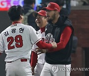 폰트-김광현 '오늘 시작과 끝, 잘 던졌다'