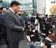 [포토]취재진 질문에 답하는 정진석 비대위원장