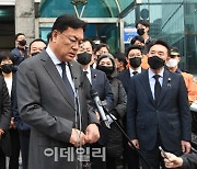 [포토]취재진 질문 받는 정진석 비대위원장