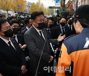 [포토]참사 관련 브리핑 듣는 정진석 비대위원장