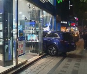 서울 양천구 상가에 SUV 차량 돌진…2명 경상