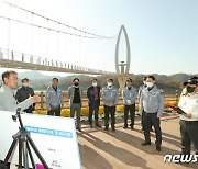 "안전 우선"옥정호 출렁다리 보름만에 21만명 몰리자 안전관리 총력