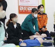 CPR 교육받는 이주호 교육부 장관