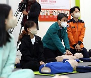 이주호 교육부 장관, 어린이들과 심폐소생술(CPR) 교육