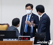 與 기재위 "野, 거대의석 무기로 예산안 심사 보이콧 규탄"