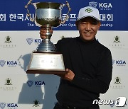 김종덕, 시니어 골프선수권 우승…챔피언스투어 2년 연속 상금왕