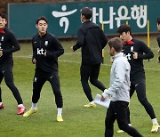 몸풀며 훈련 시작하는 축구대표팀