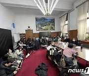 "도 지원 약속"…충북장애인단체 하루만에 점거농성 풀어