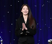 '청룡 핸드프린팅' 공승연 "동생 트와이스 정연, 트로피 모셔놓고 닦는다"