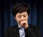 김은혜, ‘웃기고 있네’ 메모 재차 사과 “부적절한 처신”…울먹이기도