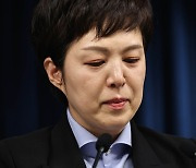 ‘웃기고 있네’ 김은혜 수석 울먹이며 “회의 집중 못해, 반성”