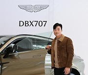 [포토]김하성, '애스턴마틴 DBX707과 함께'