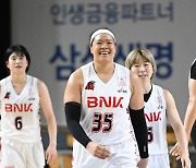 ‘김한별·안혜지 동반 더블더블’ BNK 삼성생명 잡고 2연승