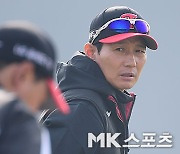 염경엽 신임감독 ‘매의 눈’ [MK포토]