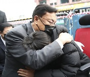 이태원 참사현장 찾은 정진석 "사죄"…소방관계자 호소엔 '울먹'