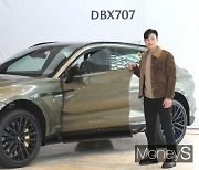 [머니S포토] 김하성 '고성능 럭셔리 SUV 애스턴마틴 DBX 탄다!'