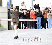 [MD포토] 레드벨벳 조이 '오늘도 잊지 않고 팬 찾아 인사'