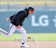 [MD포토] 그라운드 직접 뛰는 염경엽 감독 '달라는 LG를 위해서'