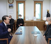 염수정 추기경과 대화하는 윤석열 대통령