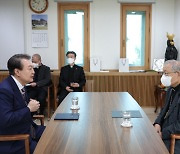 尹대통령 "마음 너무 힘들다", 염 추기경 "늘 기도하겠다"