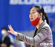 작전 지시하는 박정은 감독 [사진]