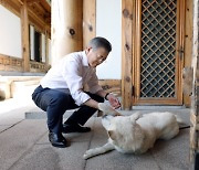 文, ‘풍산개 반환’ 논란에 한마디 했다