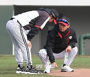 [포토S] 박용근 코치와 대화 나누는 염경엽 감독