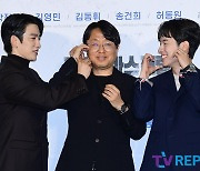 [T포토] 박진영 '감독님 볼하트 이렇게 하는거에요'