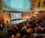 영화 '도둑들' 관람하는 영국인들