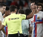 '레반도프스키 퇴장' 바르셀로나, 오사수나에 2-1 역전승