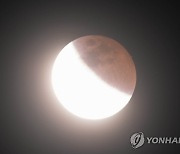 지난 8일 밤 진행된 개기월식