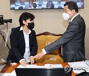 기재위 소위 구성 과거 사례에 대해 이야기 나누는 박대출 위원장과 서영교 의원